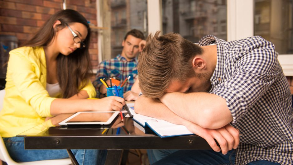 Cum să îți îmbunătățești relațiile cu colegii de muncă