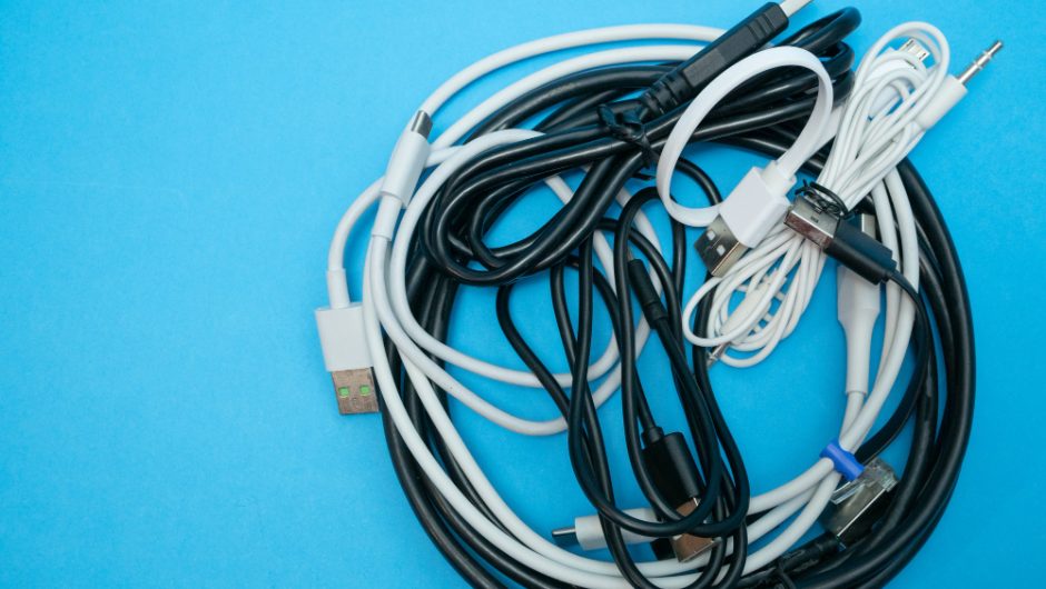 Cele mai bune soluții pentru organizarea cablurilor și gadgeturilor