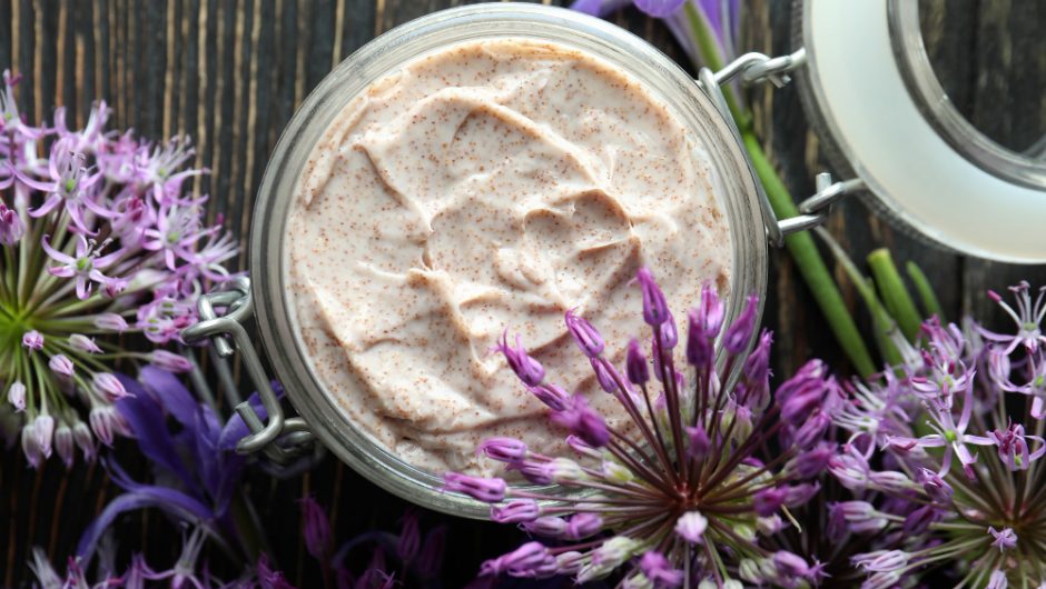 Crema de sânziene: Soluția delicată pentru o piele catifelată și sănătoasă