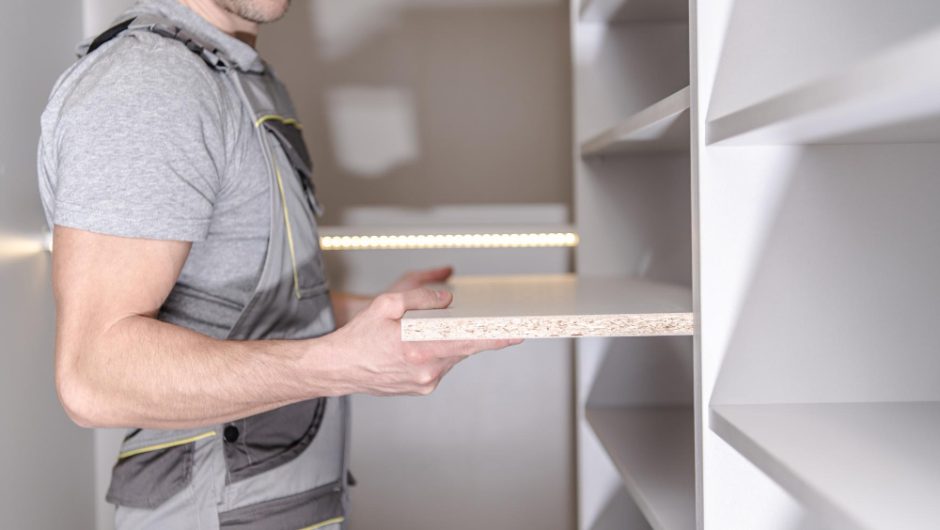 Beneficiile utilizării rafturilor reglabile pentru depozitare flexibilă