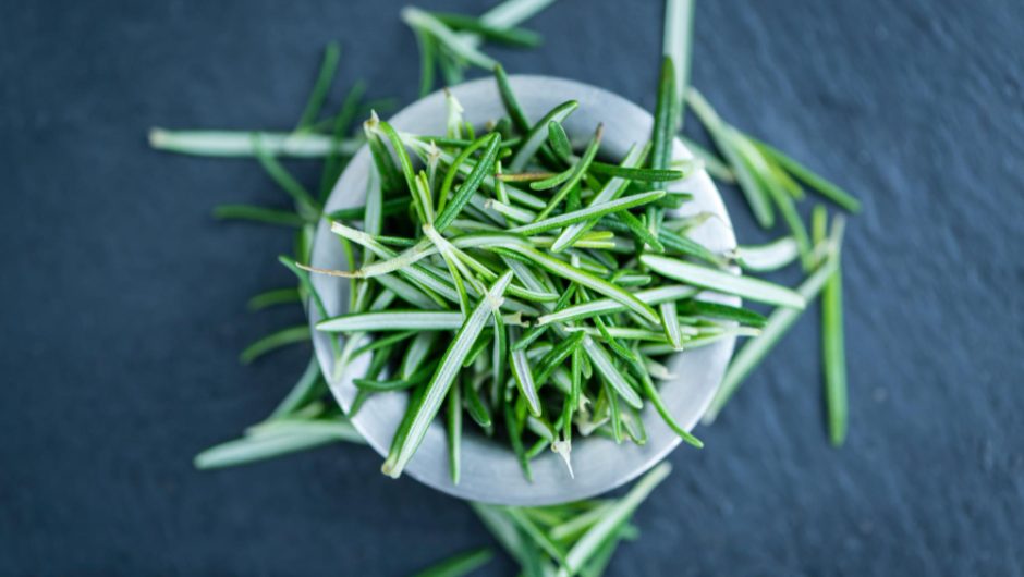 Ceaiul de rozmarin, soluția naturală pentru detoxifiere și energie
