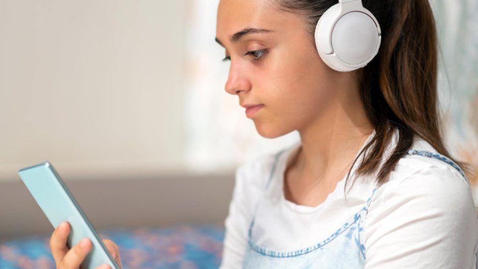 Cum să câștigi bani din audiobook-uri pe Audible și Google Play