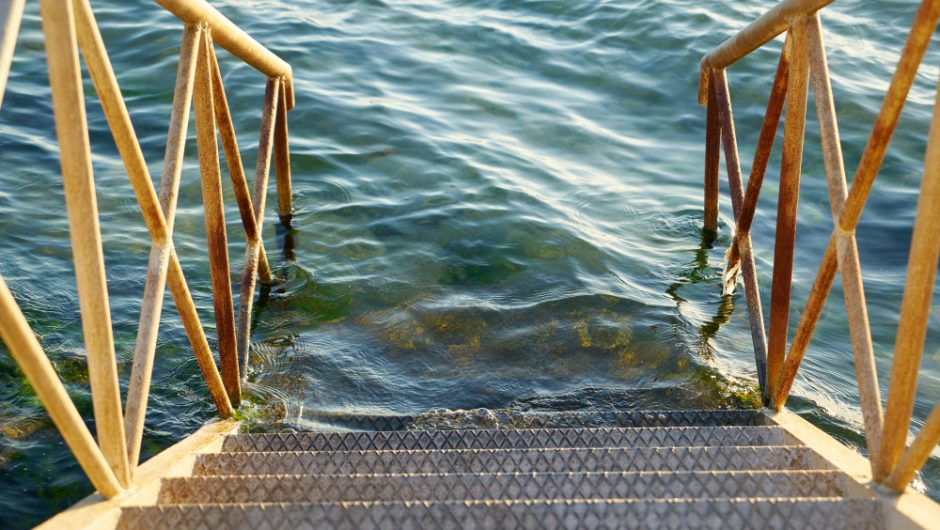 Punte din lemn peste iaz cu balustradă minimală