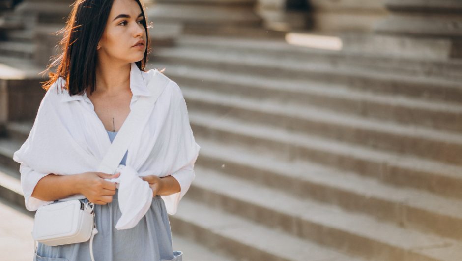 Idei de ținute minimaliste pentru femeile care preferă simplitatea cu stil