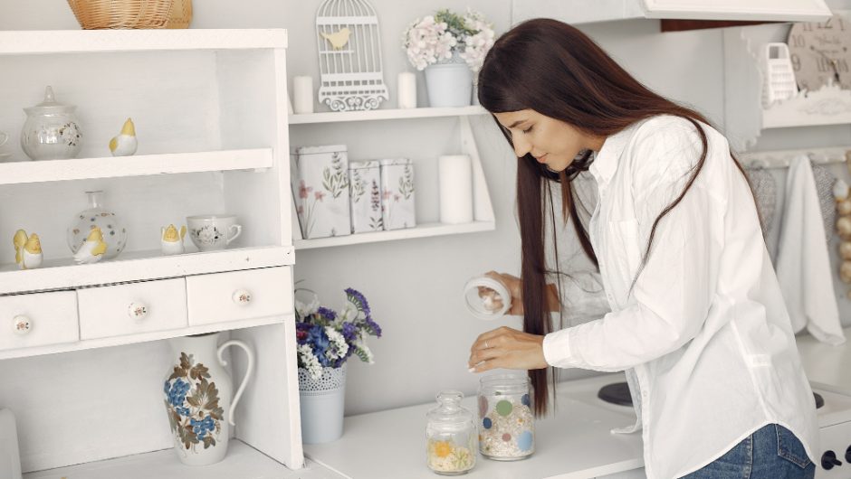 10 soluții de depozitare ascunsă în apartamente mici