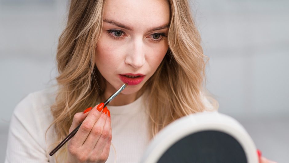 Machiaj pentru ten acneic: cum acoperi fără să accentuezi textura