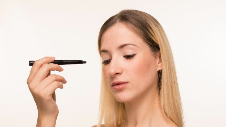 Micro liner: eyeliner fin pentru un look sofisticat și modern