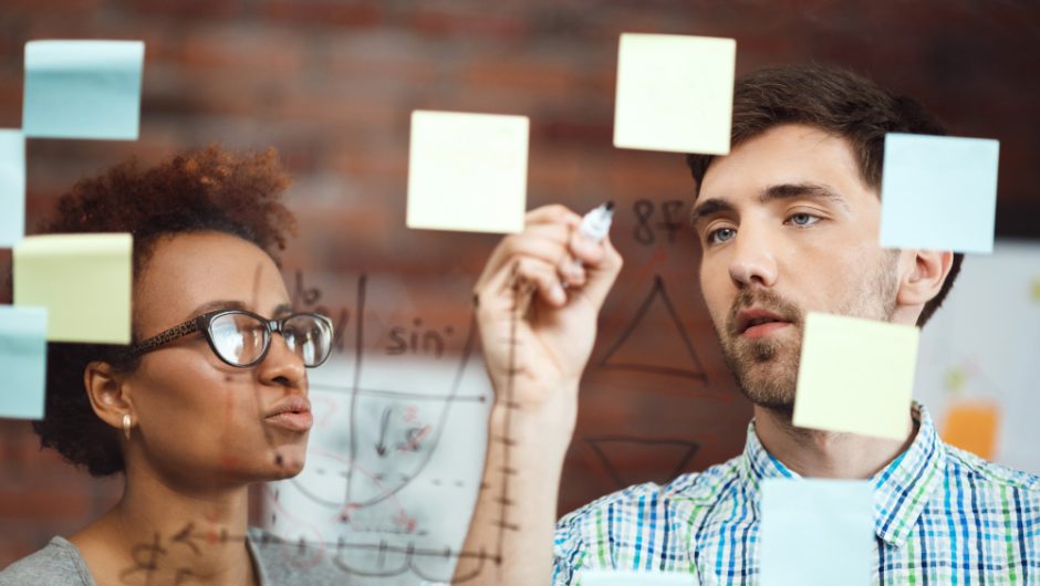Cum folosești AI pentru brainstorming fără să ajungi la idei trase la indigo