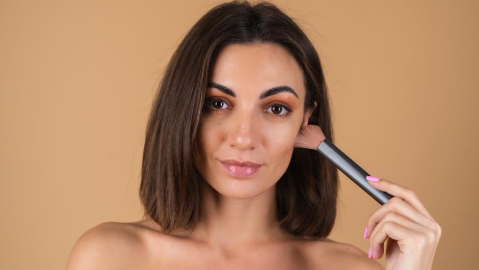 Bronzer sau contour: diferența care schimbă tot machiajul