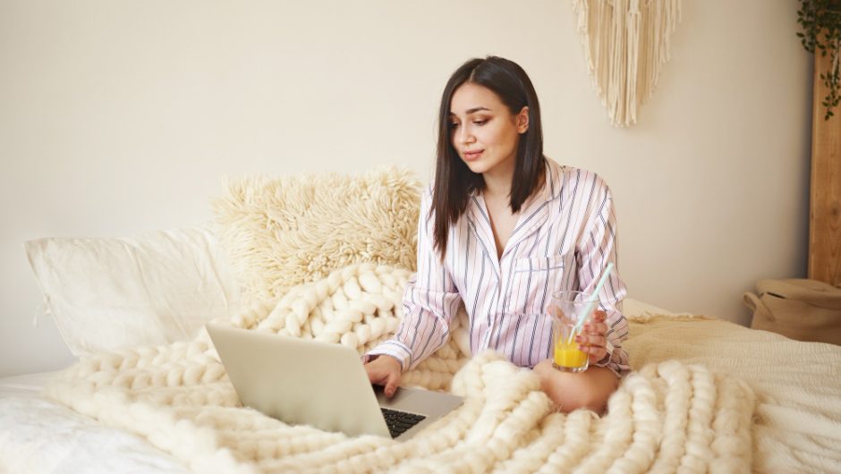 Dormitorul cu textile în tonuri calde pentru un efect de cocon