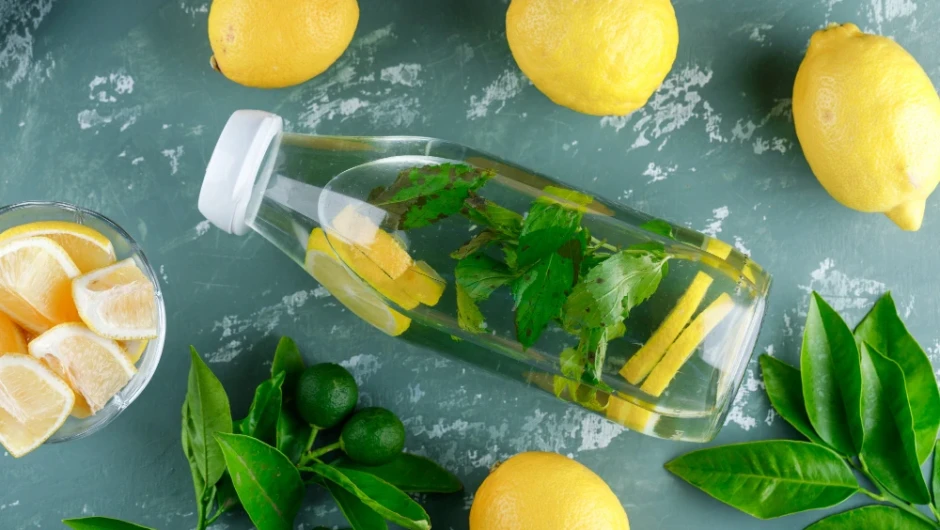 Apă cu lămâie: beneficii reale și mituri populare despre detoxifiere